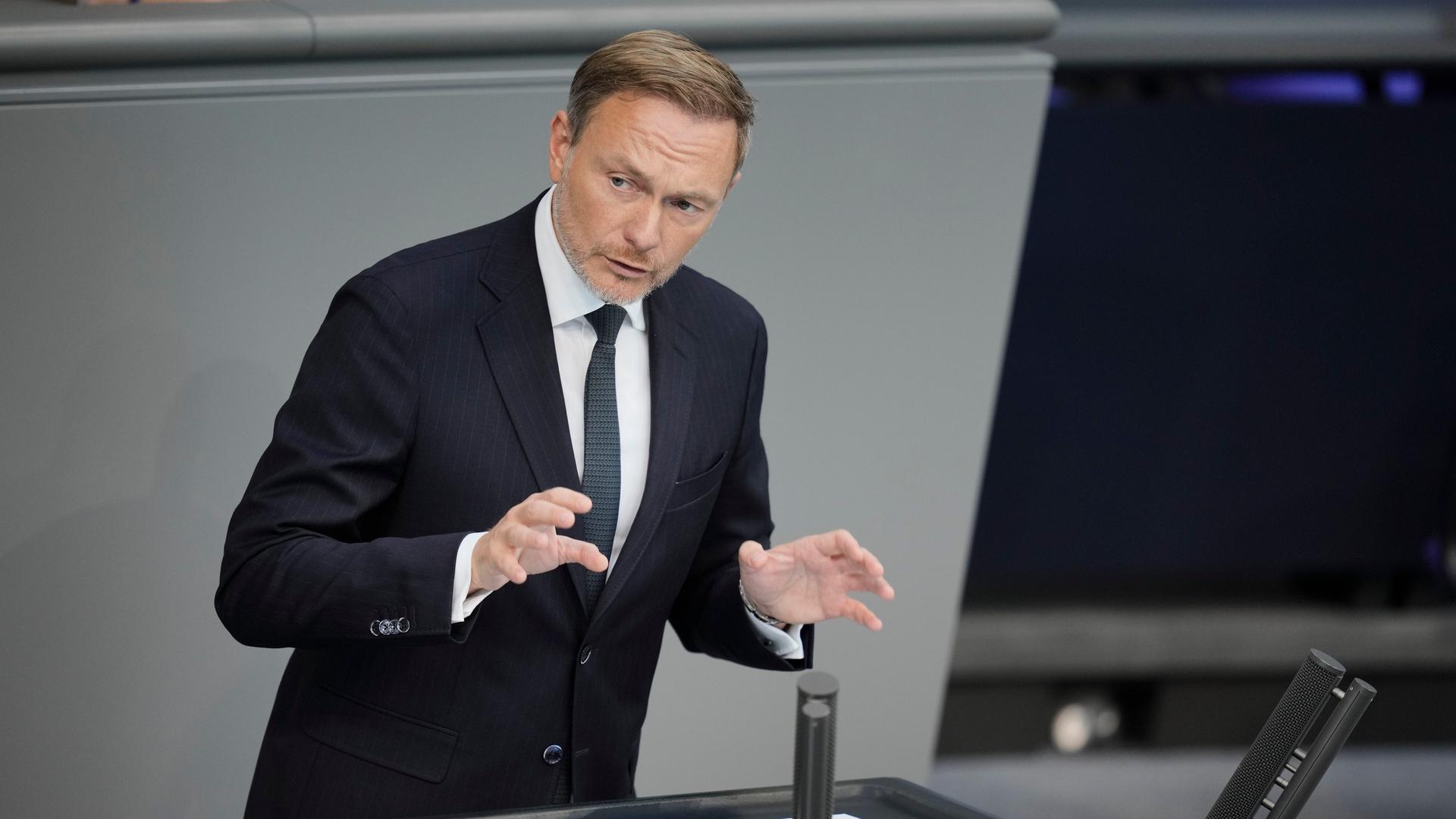 Berlin, Bundestag: Finanzminister Christian Lindner stellt den Haushaltsplan 2024 vor. Er neigt den Oberkörper leicht nach vorne und gestikuliert mit beiden Händen.