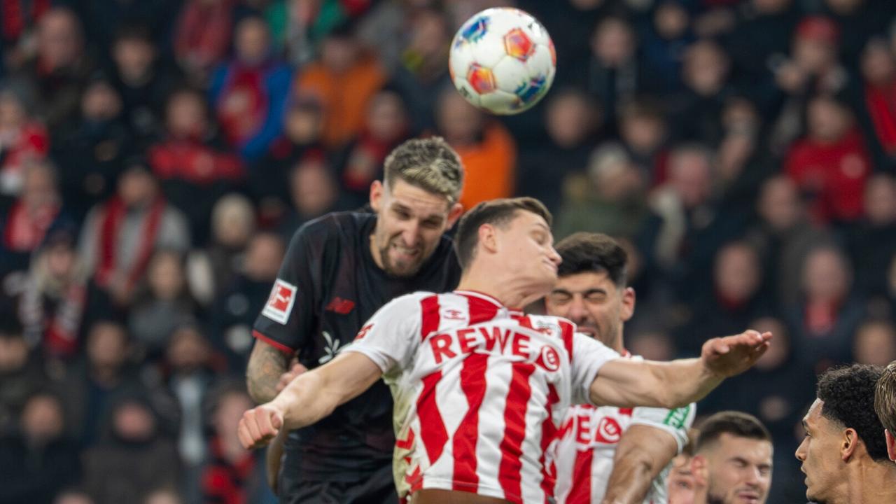 Der Leverkusener Fußballspieler Robert Andrich beim Kopfball. Der Leverkusener Fußballspieler Robert Andrich beim Kopfball.