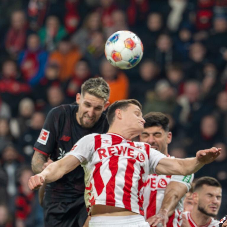 Der Leverkusener Fußballspieler Robert Andrich beim Kopfball.