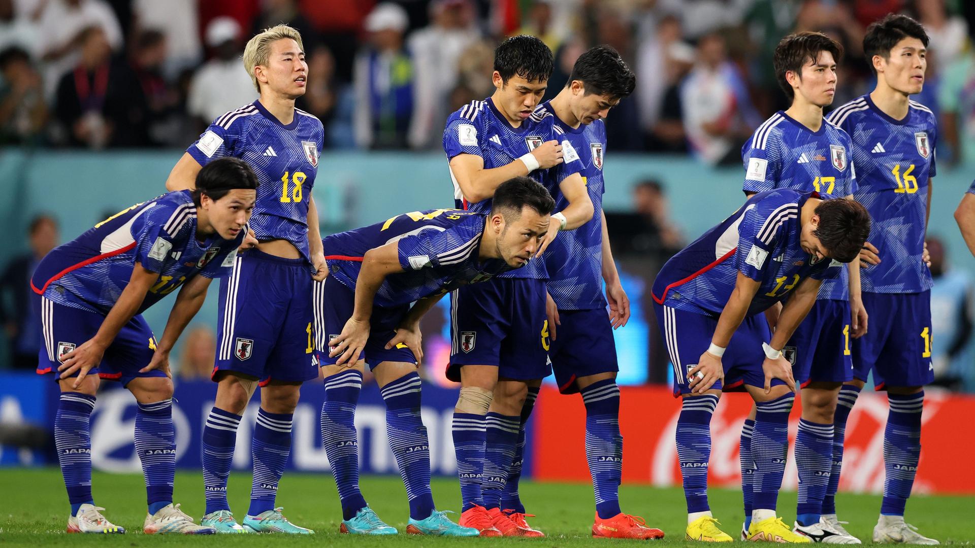 Katar, Fußball-WM 2022: Spieler der japanischen Mannschaft stehen nebeneinander. Katar, Fußball-WM 2022: Spieler der japanischen Mannschaft stehen nebeneinander.