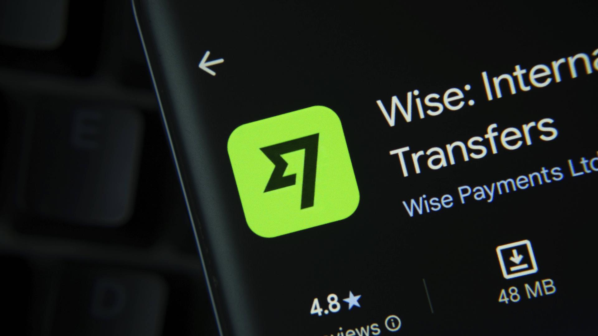 Die App des Finanz-Unternehmens Wise im Google-Playstore wird auf dem Bildschirm eines Smartphones angezeigt. Die App des Finanz-Unternehmens Wise im Google-Playstore wird auf dem Bildschirm eines Smartphones angezeigt.