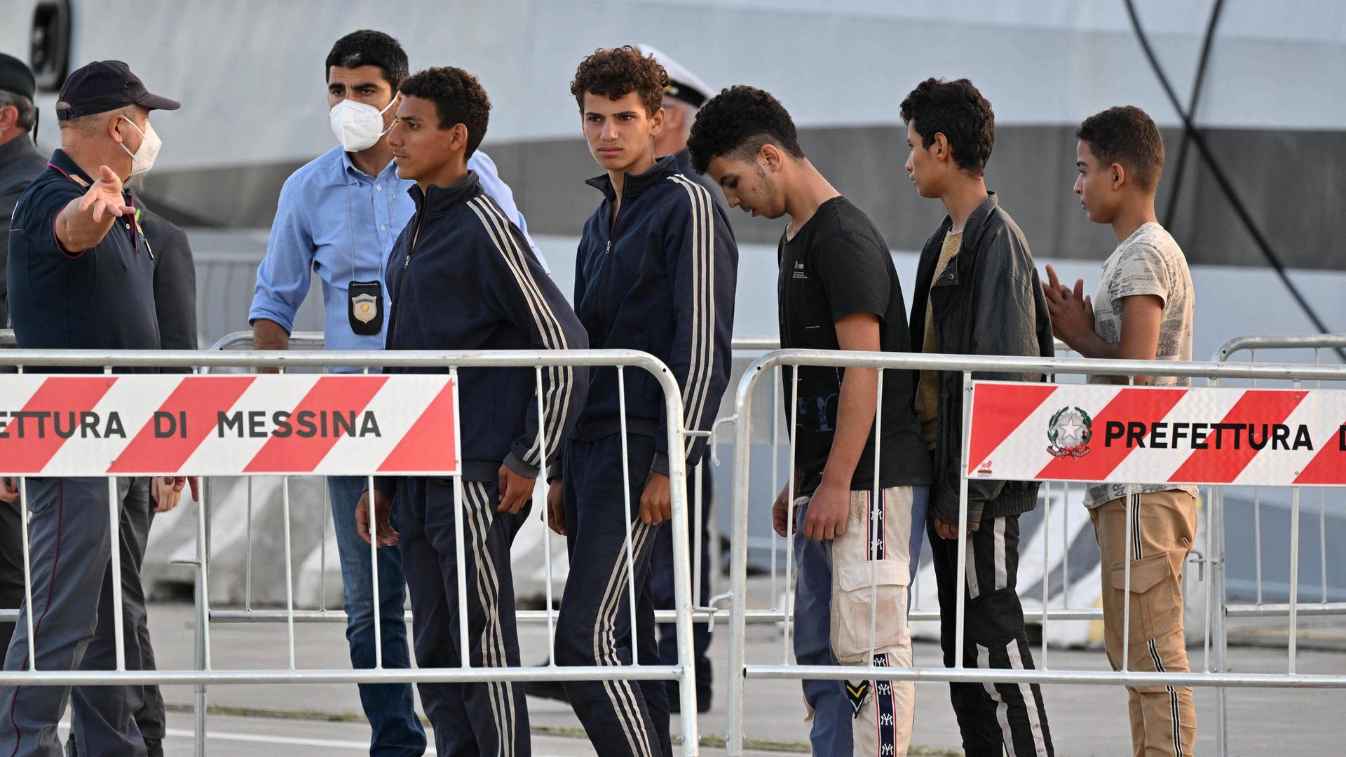 Ankunft von Flüchtlingen über das Mittelmeer, die eine Patrouille der Grenzschutzagentur Frontex aufgegriffen hat