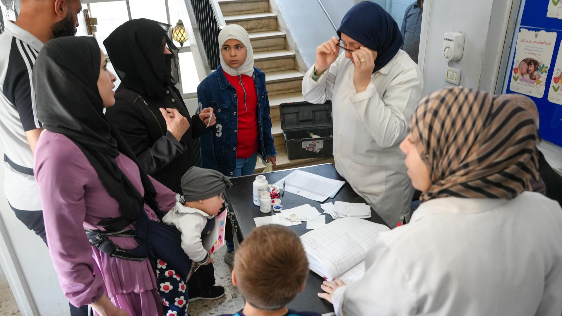 Mitarbeiterinnen versorgen Kindern mit Impfungen und informieren die Mütter in verschiedenen Regionen Syriens 2025. Mitarbeiterinnen versorgen Kindern mit Impfungen und informieren die Mütter in verschiedenen Regionen Syriens 2025.