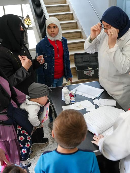 Mitarbeiterinnen versorgen Kindern mit Impfungen und informieren die Mütter in verschiedenen Regionen Syriens 2025. 
