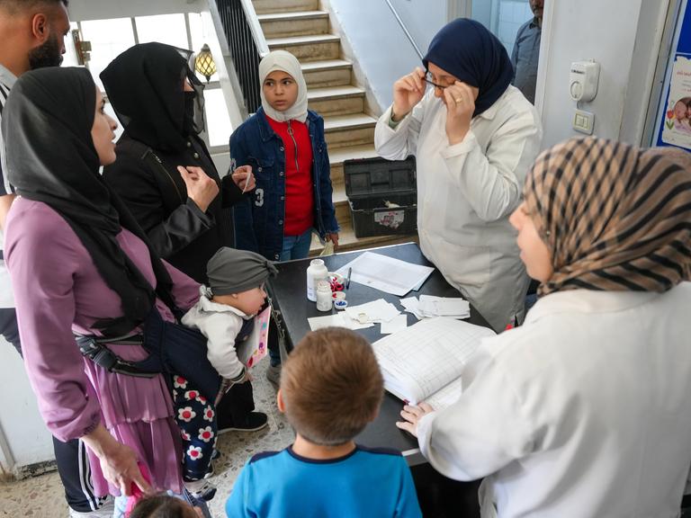 Mitarbeiterinnen versorgen Kindern mit Impfungen und informieren die Mütter in verschiedenen Regionen Syriens 2025. 
