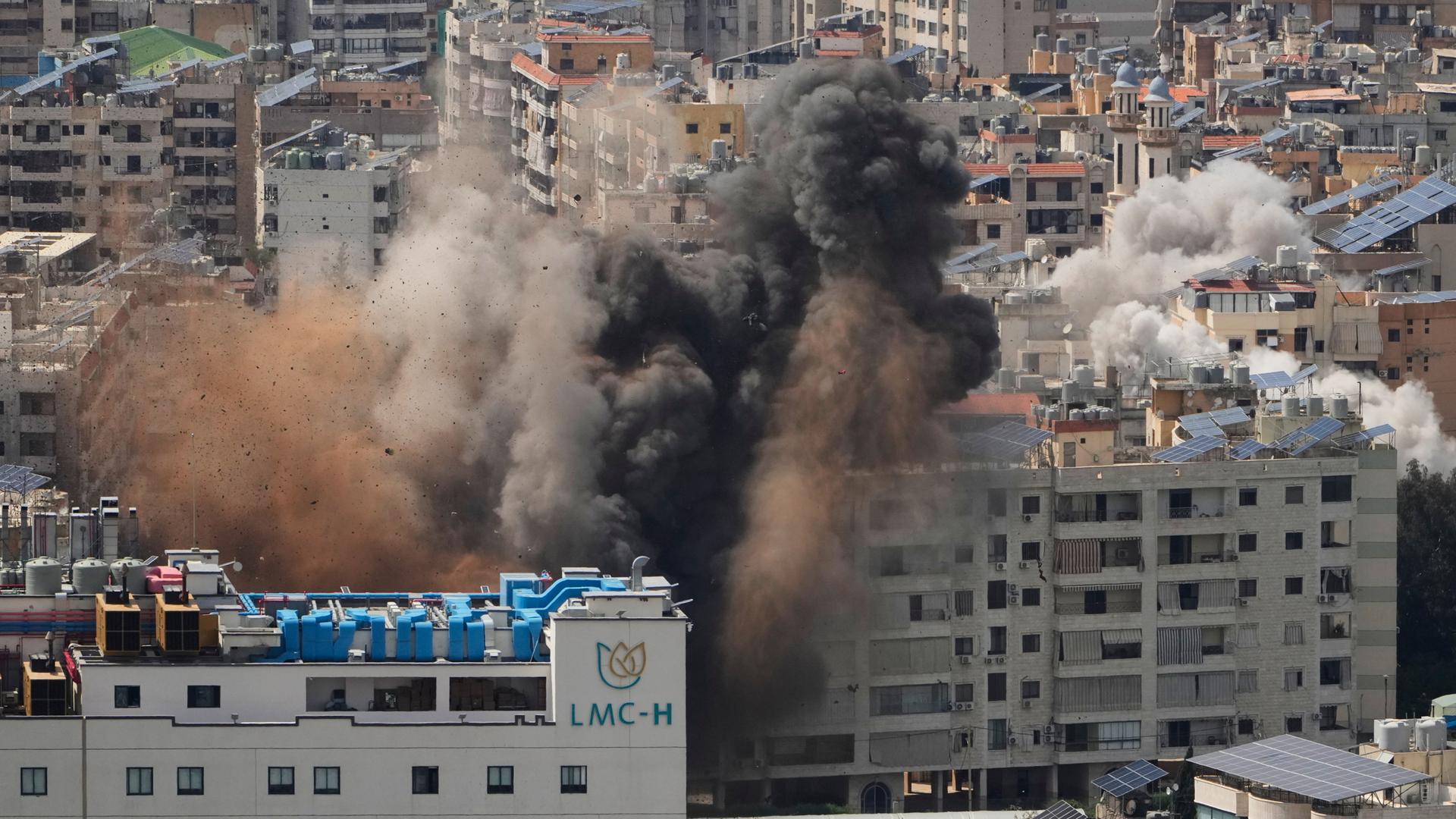 Rauch steigt an verschiedenen Stellen in Beirut auf. Rauch steigt an verschiedenen Stellen in Beirut auf.