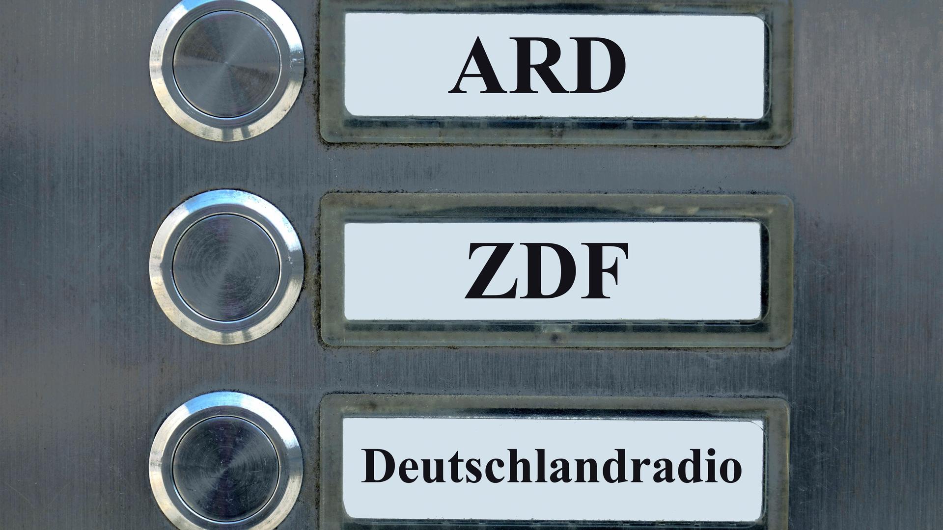 Auf drei Klingelschildern befinden sich die Schriftzüge ARD, ZDF und Deutschlandradio. Auf drei Klingelschildern befinden sich die Schriftzüge ARD, ZDF und Deutschlandradio.