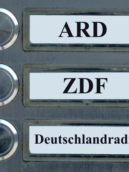 Auf drei Klingelschildern befinden sich die Schriftzuege ARD, ZDF und Deutschlandradio.