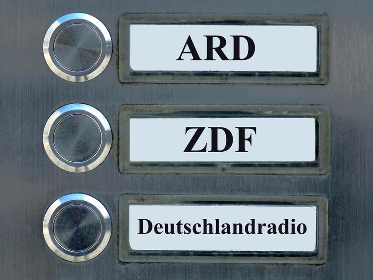 Auf drei Klingelschildern befinden sich die Schriftzuege ARD, ZDF und Deutschlandradio.