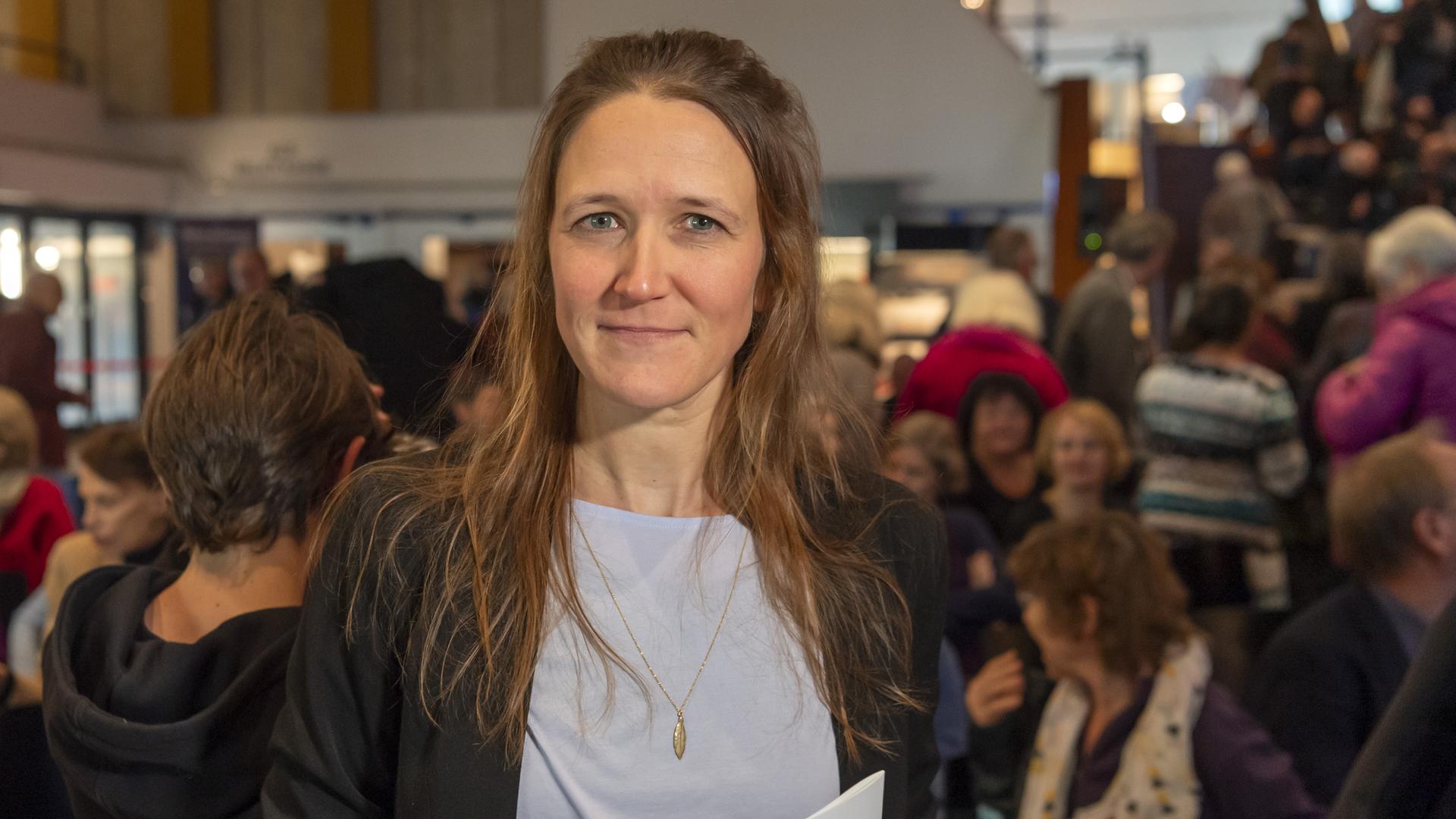 Martina Clavadetscher steht bei einer Lesung vor dem Publikum. Martina Clavadetscher steht bei einer Lesung vor dem Publikum.