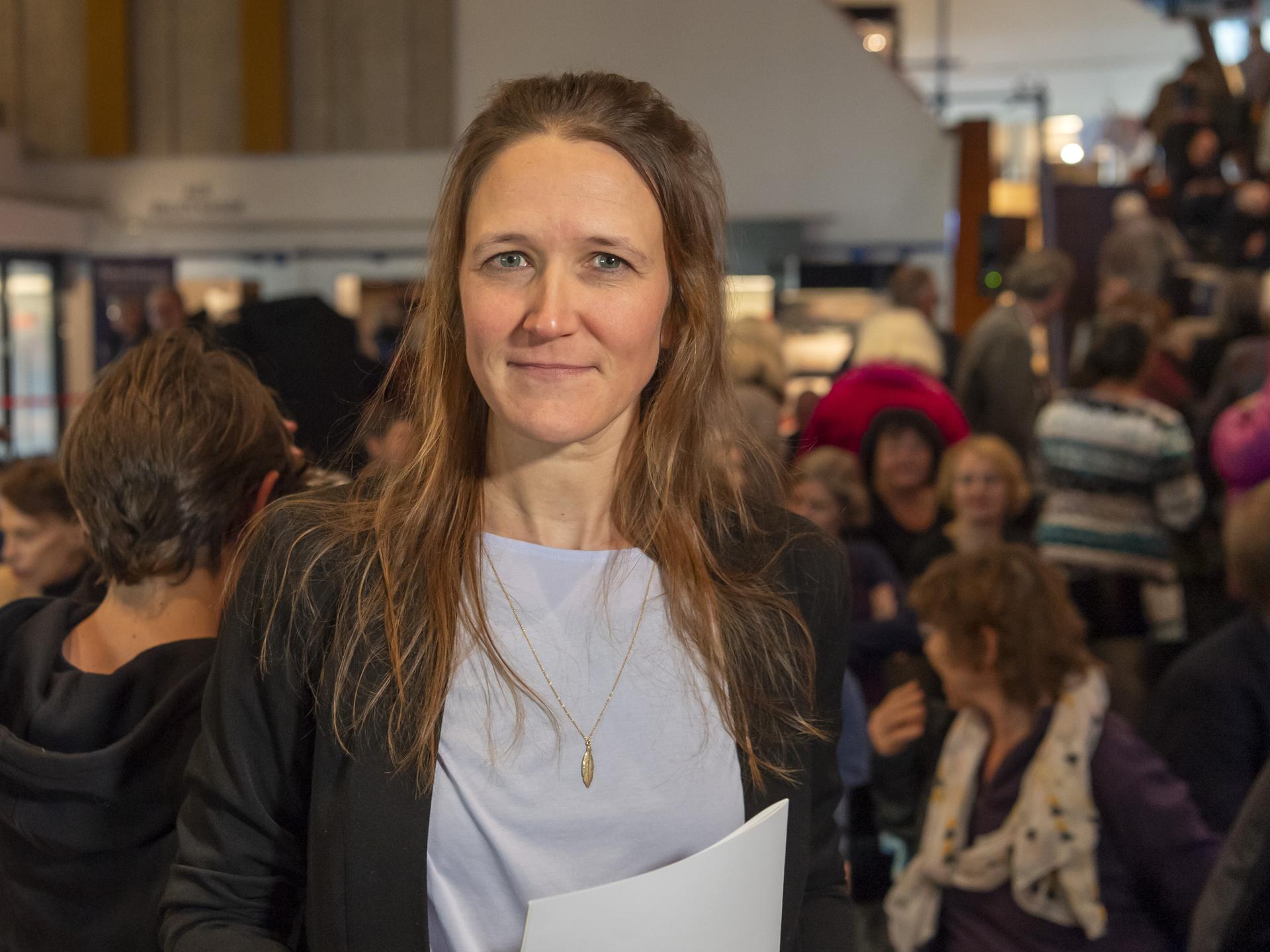 Martina Clavadetscher steht bei einer Lesung vor dem Publikum.