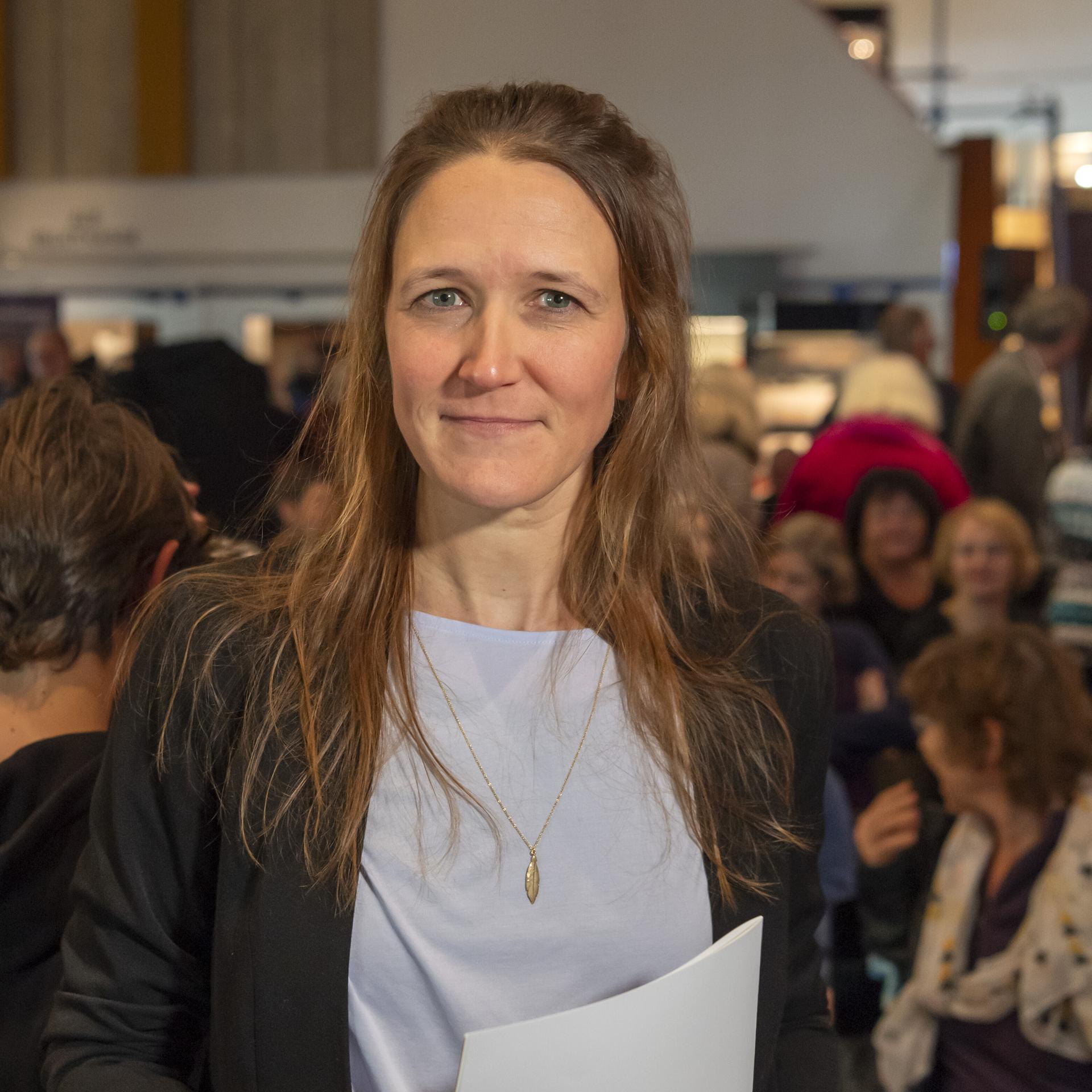 Martina Clavadetscher steht bei einer Lesung vor dem Publikum.