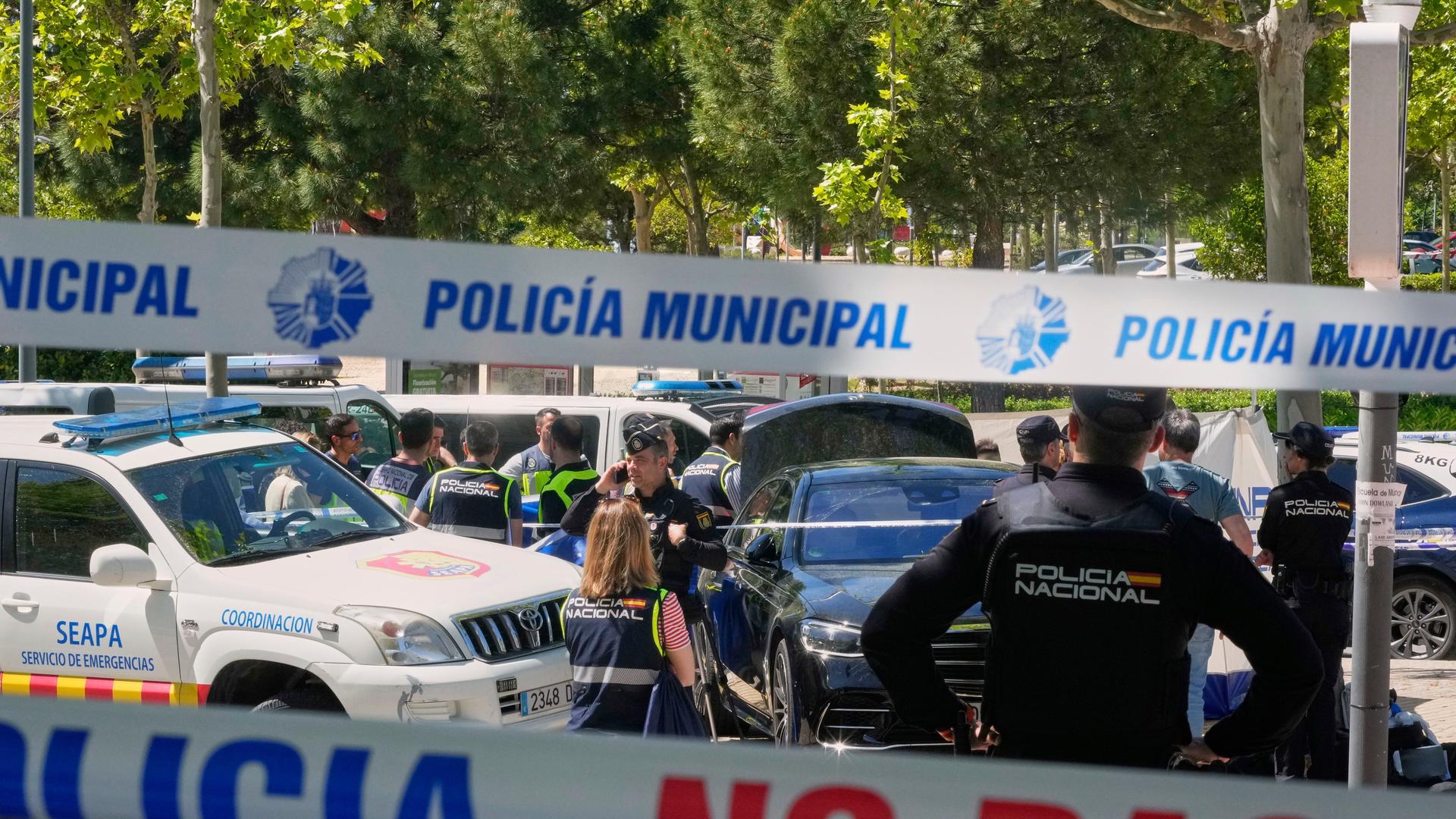 Die Polizei sperrt einen Bereich in Madrid ab. Mehrere Polizisten, Autos und Absperrbänder der spanischen Polizei in Madrid, Spanien. Die Polizei sperrt einen Bereich in Madrid ab. Mehrere Polizisten, Autos und Absperrbänder der spanischen Polizei in Madrid, Spanien.