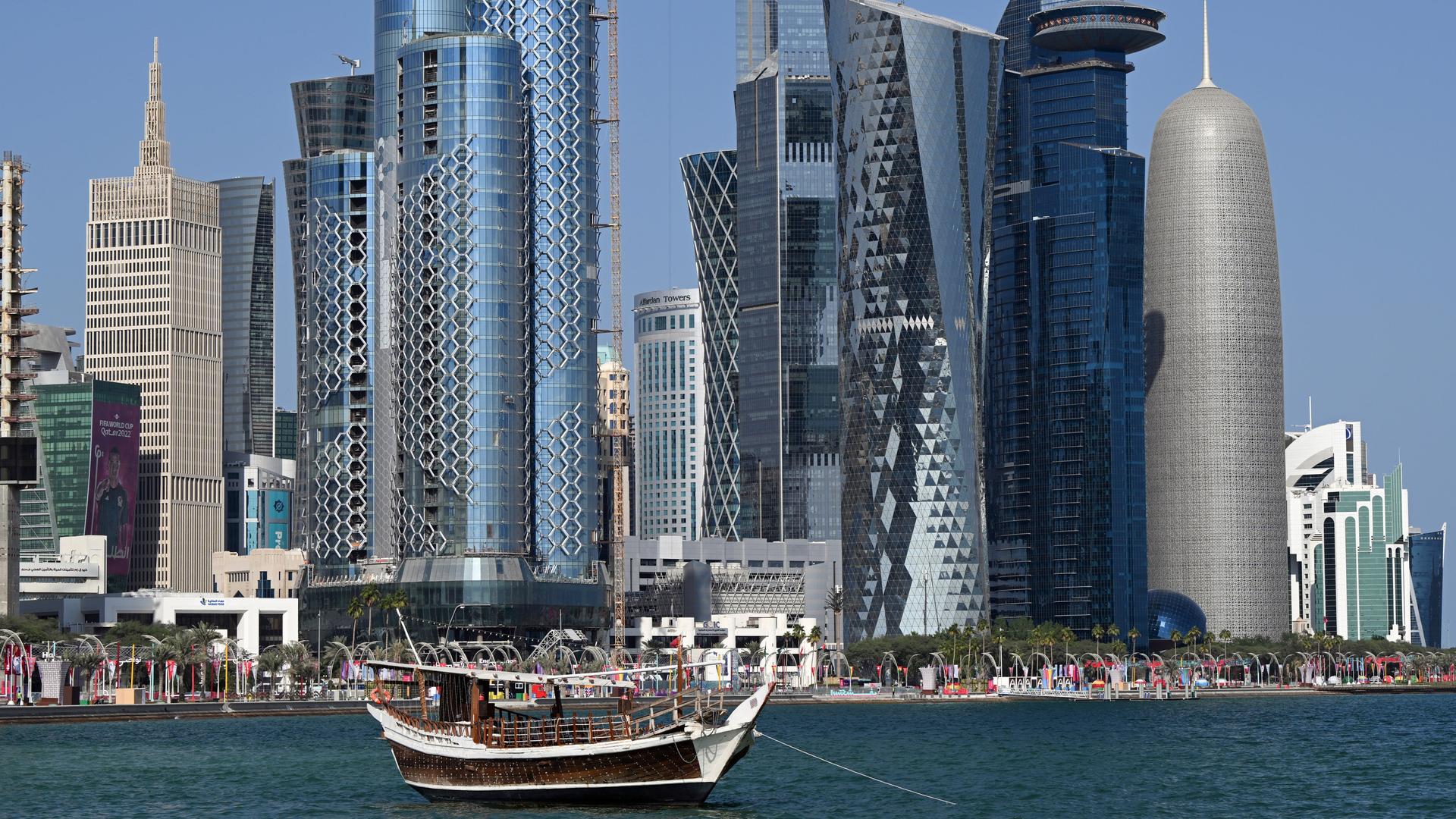 Eine traditionelle Dhau liegt vor der Skyline von Doha/Katar.