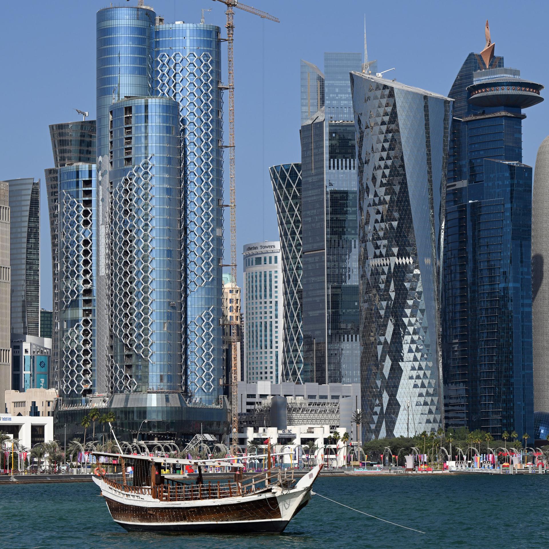 Eine traditionelle Dhau liegt vor der Skyline von Doha/Katar.