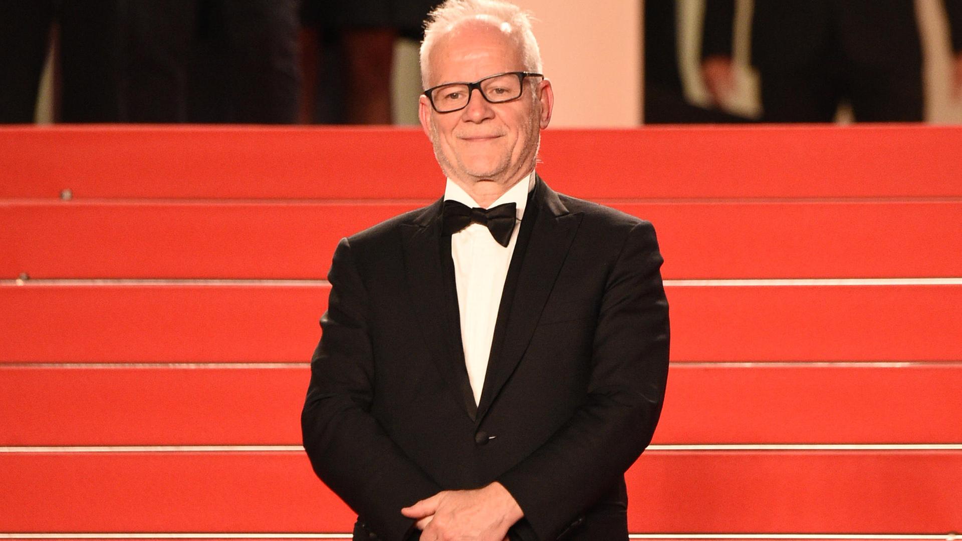 Festivalleiter Thierry Frémaux steht auf einer roten Treppe in Cannes