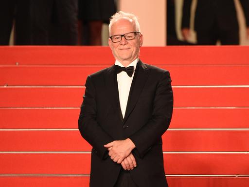 Festivalleiter Thierry Frémaux steht auf einer roten Treppe in Cannes