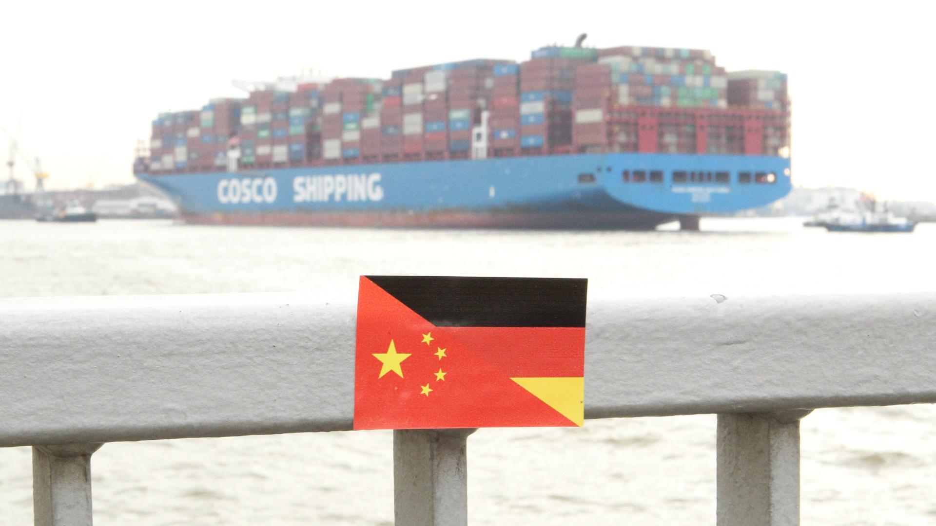 Ein Containerschiff vom chinesischen Schifffahrtsunternehmen Cosco im Hamburger Hafen.
