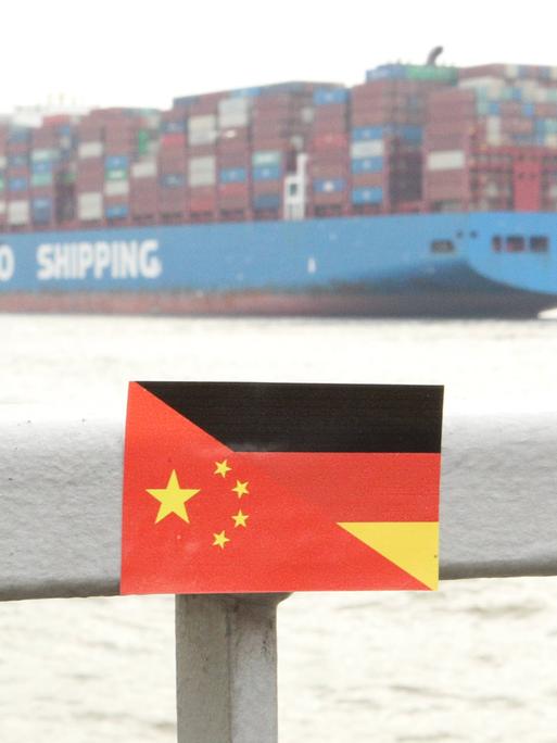 Ein Containerschiff vom chinesischen Schifffahrtsunternehmen Cosco im Hamburger Hafen.
