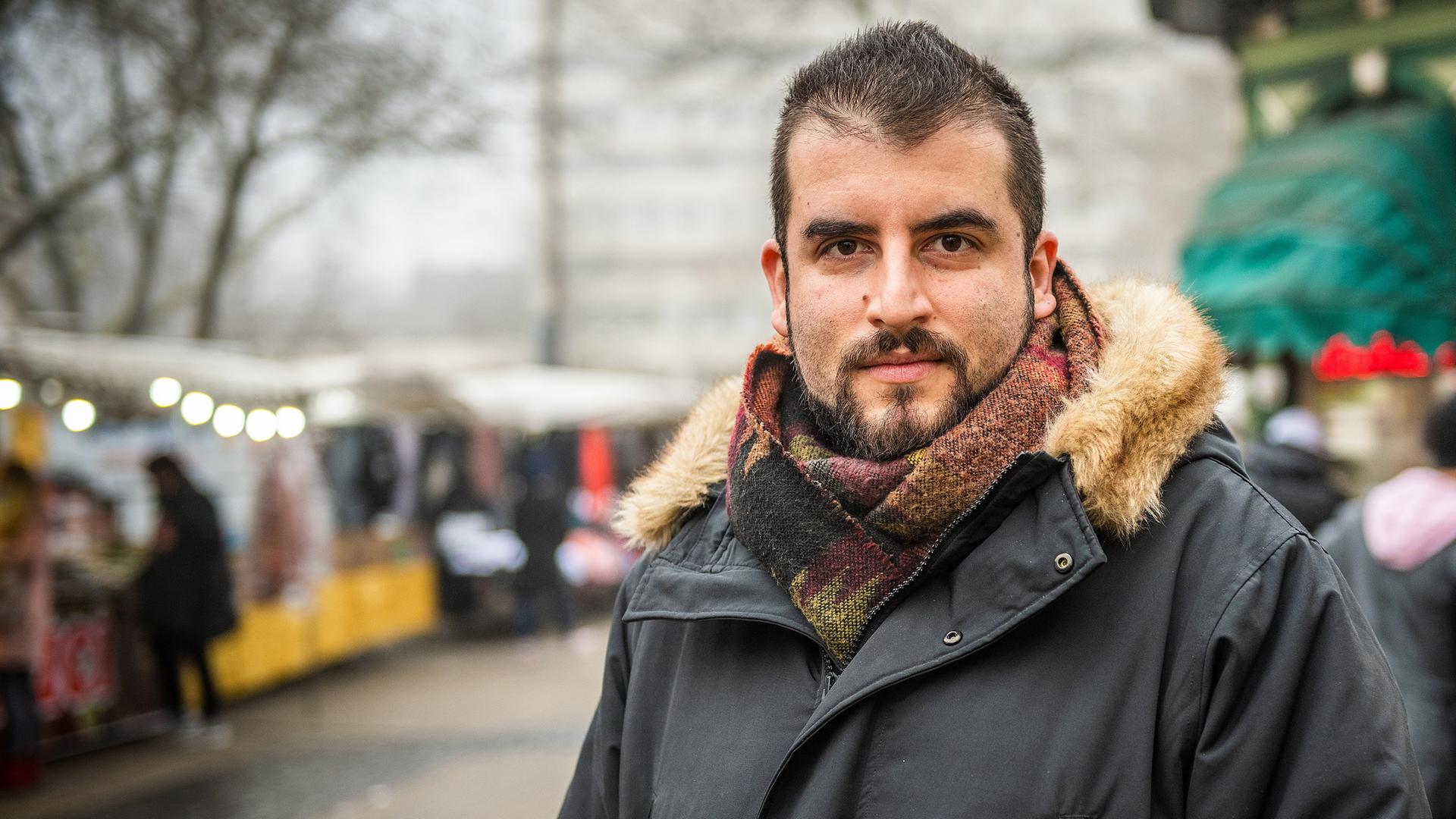 Der Pädagoge und Autor Burak Yilmaz steht in Duisburg auf einem Platz.