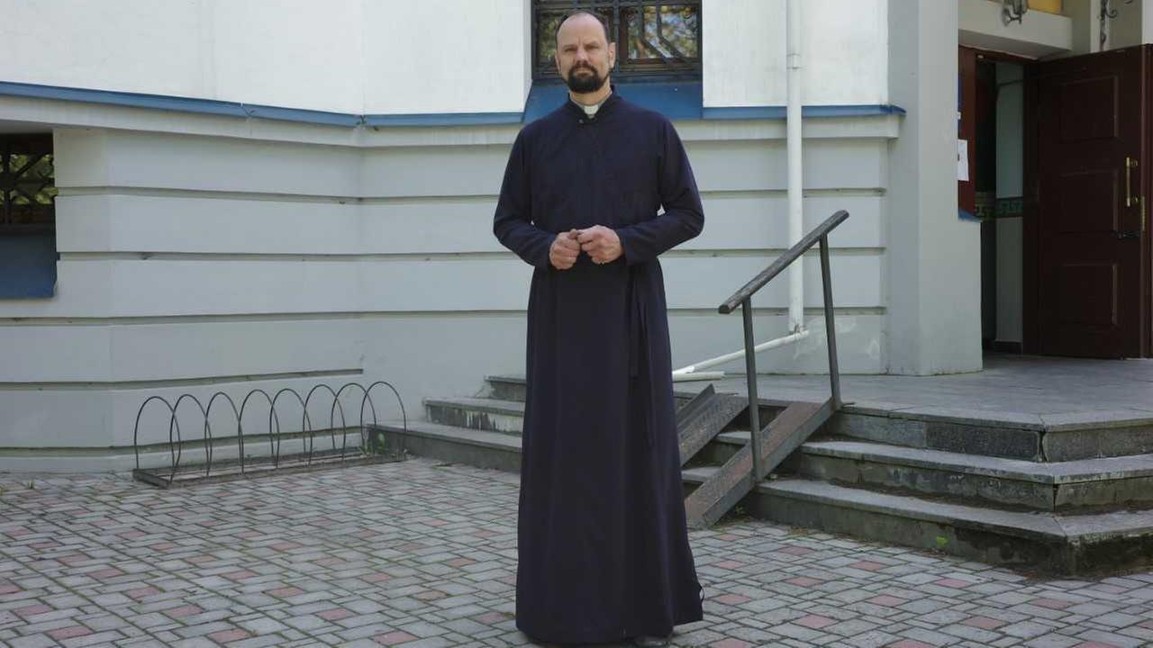 Der orthodoxe Priester Andrij Kljuschew vor seiner Kirche in Irpin, Ukraine