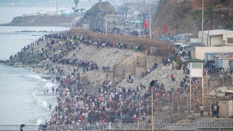 Rund 60.000 Migranten haben laut den Behörden in den vergangenen Tagen Ceuta erreicht. Viele Menschen drängen sich an der Küste zwischen dem Meer und dem Grenzzaun. 
