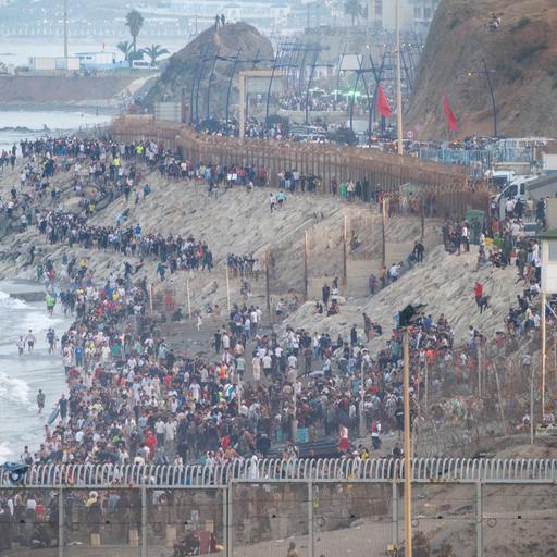Rund 60.000 Migranten haben laut den Behörden in den vergangenen Tagen Ceuta erreicht. Viele Menschen drängen sich an der Küste zwischen dem Meer und dem Grenzzaun. 