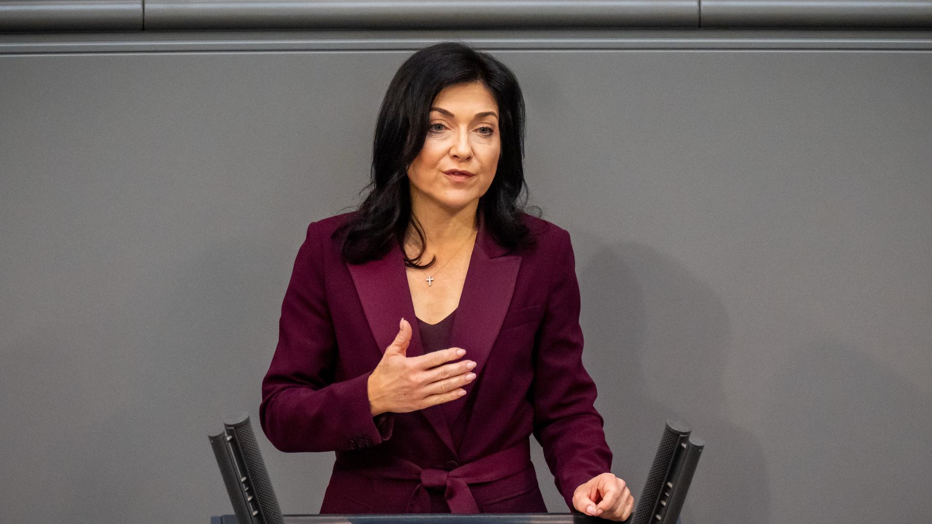 Katherina Reiche (CDU), Bundesministerin für Wirtschaft und Energie, spricht im Bundestag bei den Haushaltsberatungen zur Einbringung des Entwurfs für den Bundeshaushalt 2025. (Quelle: dpa) Katherina Reiche (CDU), Bundesministerin für Wirtschaft und Energie, spricht im Bundestag bei den Haushaltsberatungen zur Einbringung des Entwurfs für den Bundeshaushalt 2025. (Quelle: dpa)