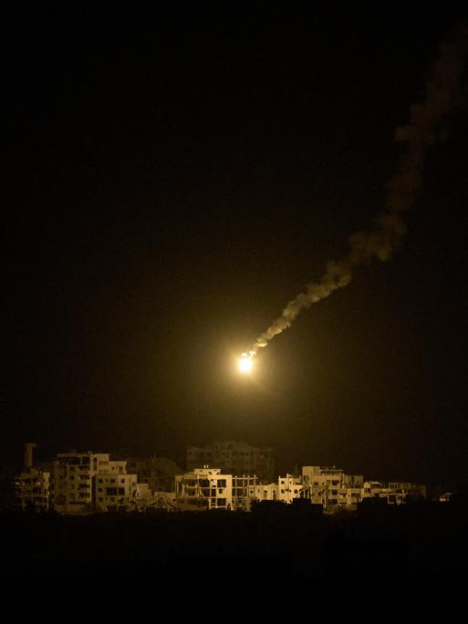 Ein Leuchtfeuer des israelishen Militärs nähert sich einem Gebäude im Gazastreifen in der Nacht am 15. September 2025.