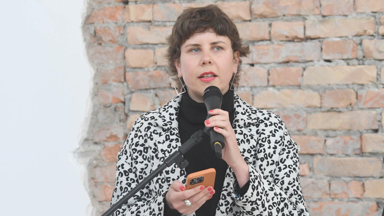 Gitte Zschoch spricht in ein Mikrofon. 