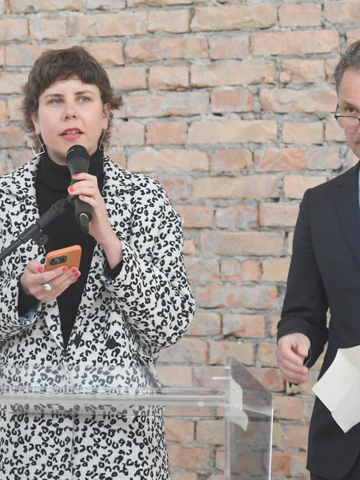 Gitte Zschoch spricht in ein Mikrofon. Gitte Zschoch spricht in ein Mikrofon.
