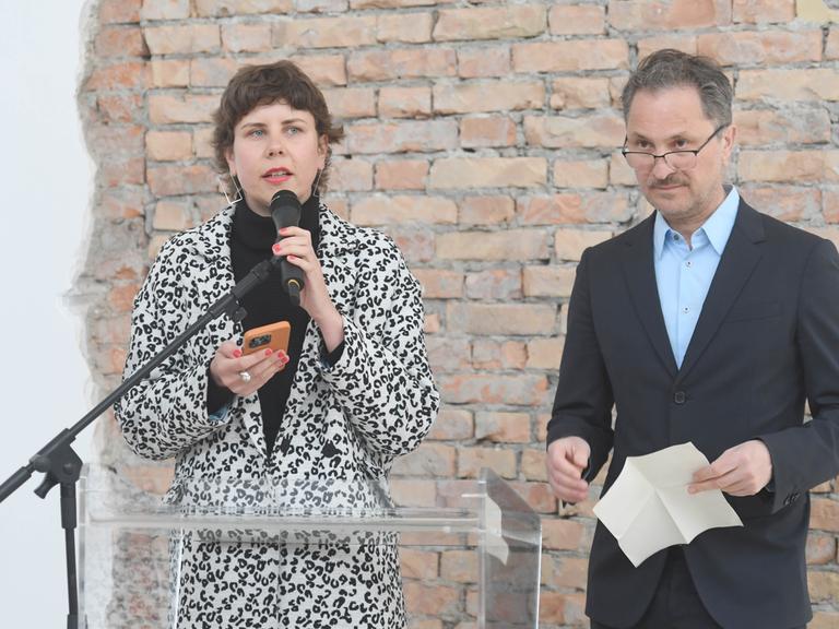Gitte Zschoch spricht in ein Mikrofon. Gitte Zschoch spricht in ein Mikrofon.
