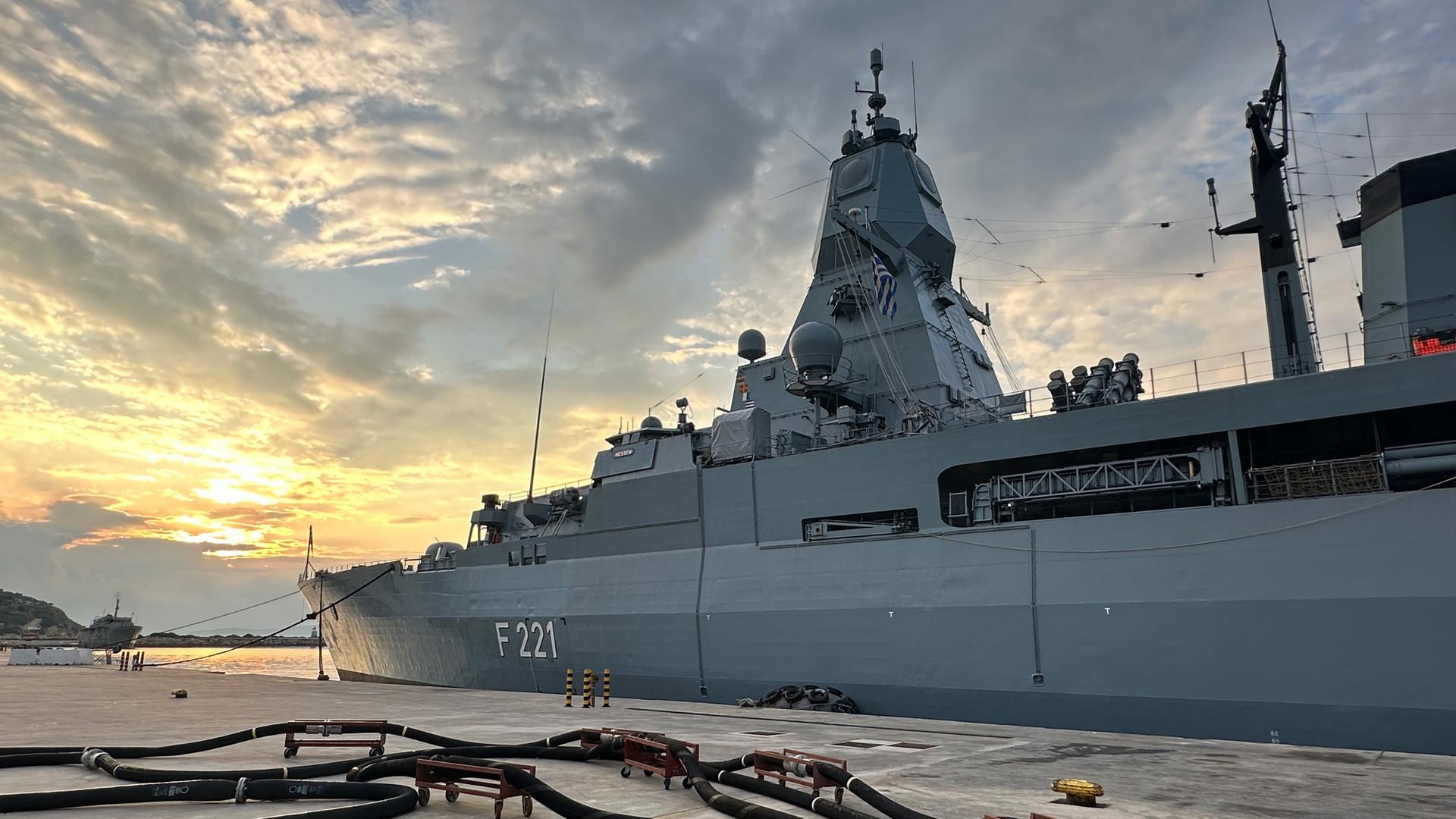 Die Fregatte «Hessen» läuft aus. Das Schiff der Bundeswehr soll sich im Roten Meer am Schutz von Handelsschiffen gegen Angriffe der vom Iran unterstützten Huthi-Miliz zu beteiligen.
