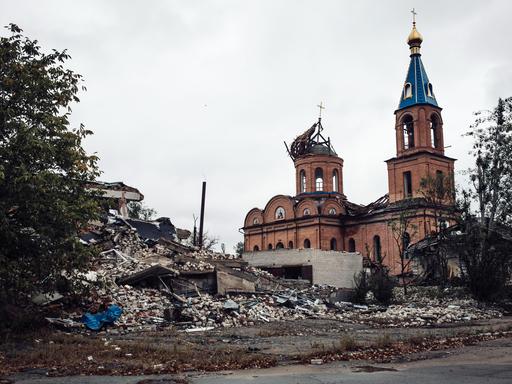 Eine zerstörte ukrainische Kirche und viele Trümmer in der Ortschaft Orichiw.