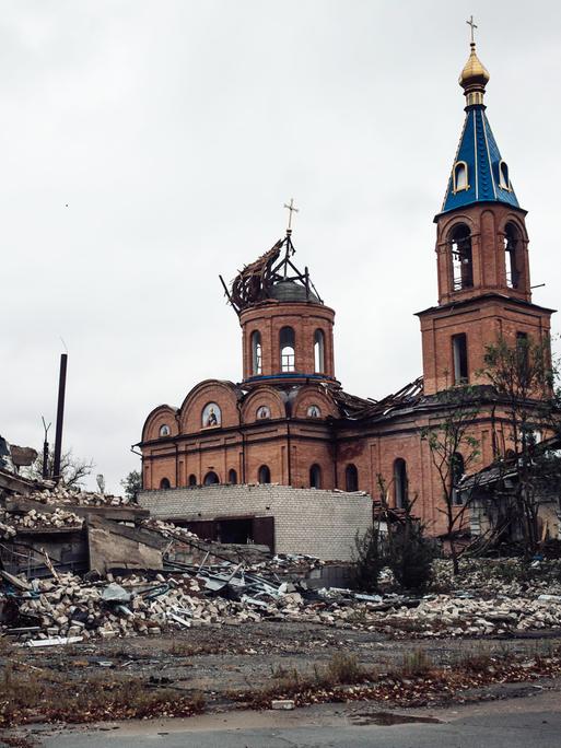 Eine zerstörte ukrainische Kirche und viele Trümmer in der Ortschaft Orichiw.