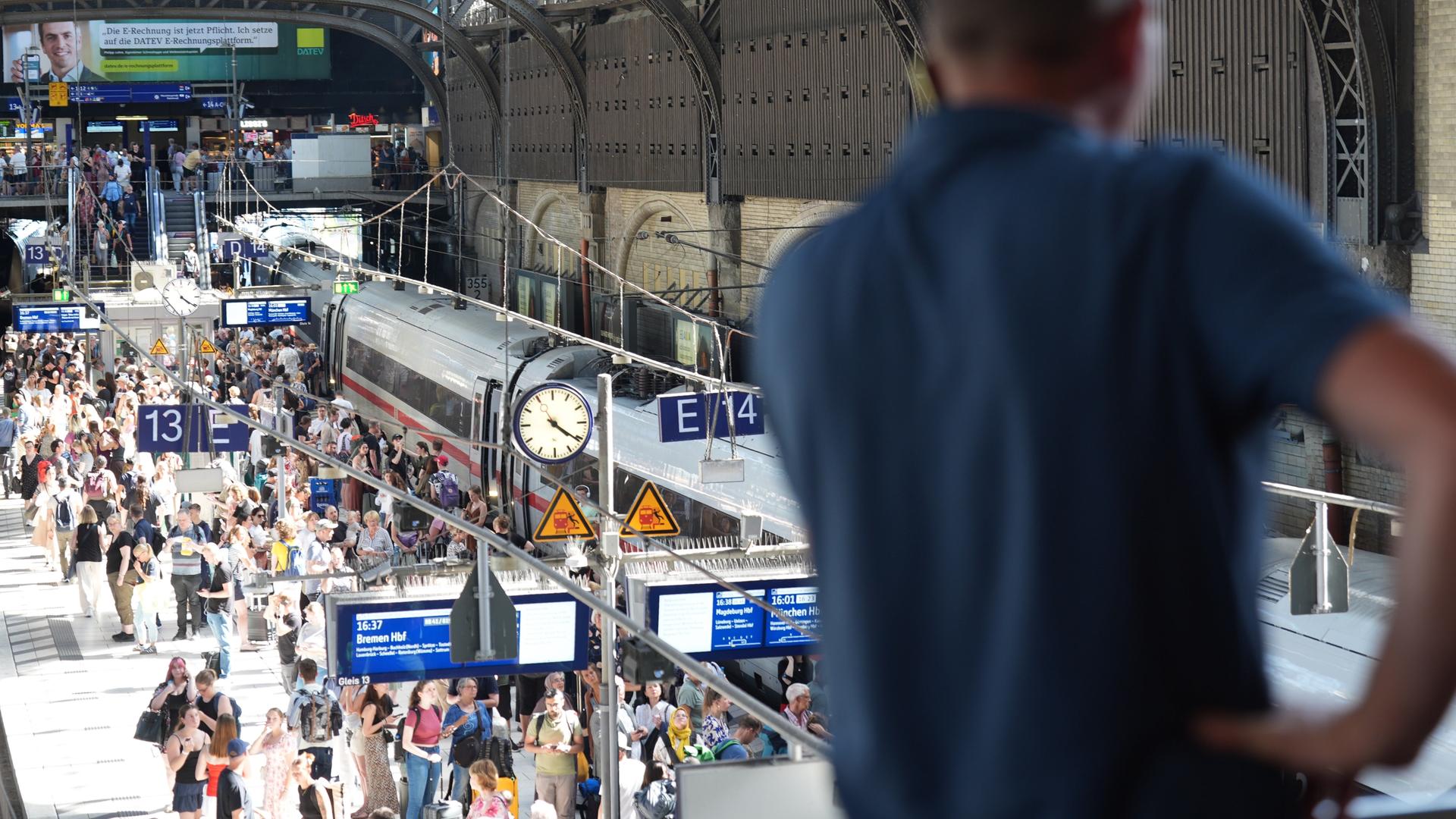 Bahnreisende stehen an den Bahnsteigen im Hamburger Hauptbahnhof. (zu dpa: «Weichen und Motoren defekt - Hitze stoppt Züge immer wieder») Foto: Marcus Brandt/dpa +++ dpa-Bildfunk +++ Bahnreisende stehen an den Bahnsteigen im Hamburger Hauptbahnhof. (zu dpa: «Weichen und Motoren defekt - Hitze stoppt Züge immer wieder») Foto: Marcus Brandt/dpa +++ dpa-Bildfunk +++