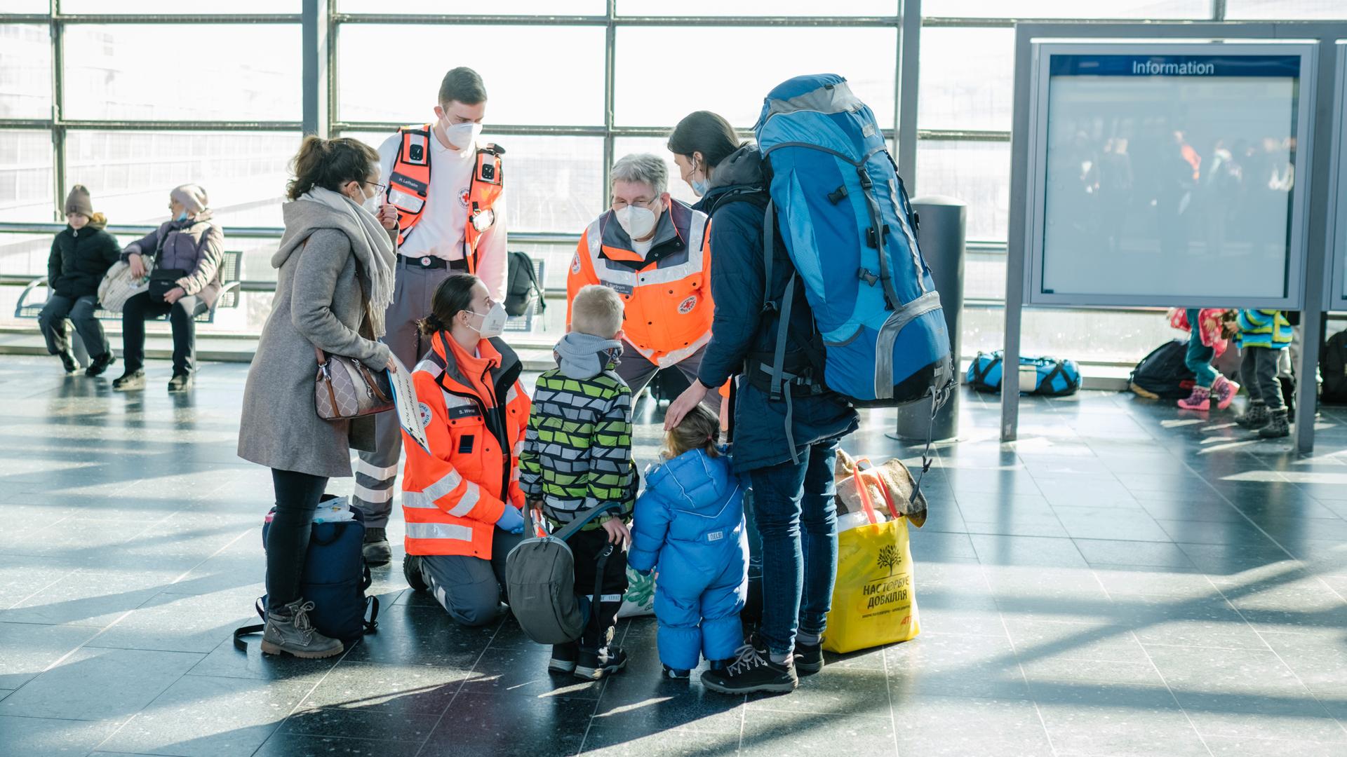 Eine Mutter mit zwei Kindern sucht ärztlichen Rat bei Helfern des Roten Kreuzes am Bahnhof in Hannover. Eine Mutter mit zwei Kindern sucht ärztlichen Rat bei Helfern des Roten Kreuzes am Bahnhof in Hannover.
