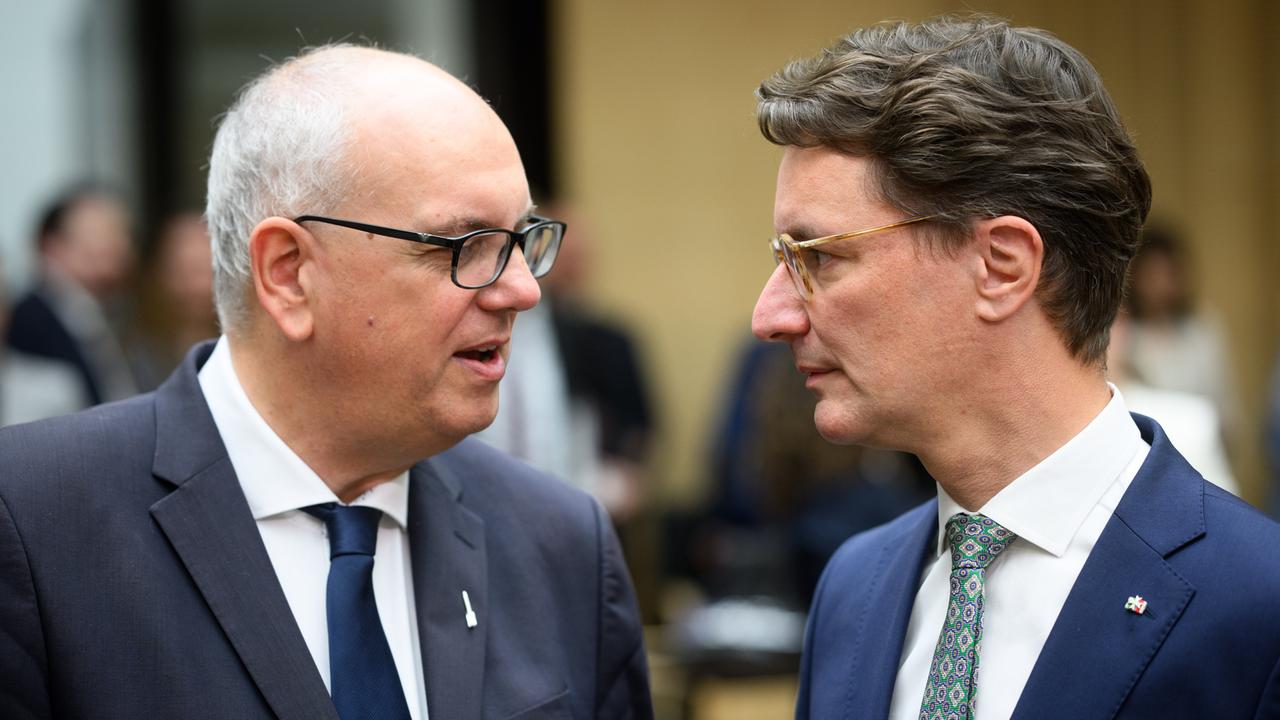 Andreas Bovenschulte (l., SPD), Bürgermeister von Bremen, im Gespräch mit Hendrik Wüst (CDU), Ministerpräsident von Nordrhein-Westfalen. Beide sind seitlich angeschnitten zu sehen. Andreas Bovenschulte (l., SPD), Bürgermeister von Bremen, im Gespräch mit Hendrik Wüst (CDU), Ministerpräsident von Nordrhein-Westfalen. Beide sind seitlich angeschnitten zu sehen.