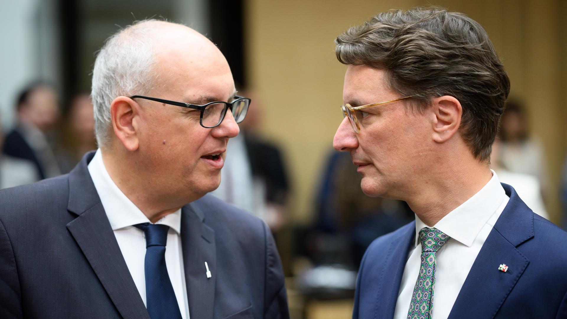 Andreas Bovenschulte (l., SPD), Bürgermeister von Bremen, im Gespräch mit Hendrik Wüst (CDU), Ministerpräsident von Nordrhein-Westfalen. Beide sind seitlich angeschnitten zu sehen. Andreas Bovenschulte (l., SPD), Bürgermeister von Bremen, im Gespräch mit Hendrik Wüst (CDU), Ministerpräsident von Nordrhein-Westfalen. Beide sind seitlich angeschnitten zu sehen.