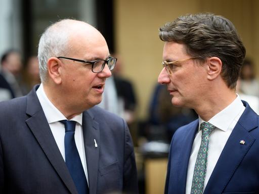 Andreas Bovenschulte (l., SPD), Bürgermeister von Bremen, im Gespräch mit Hendrik Wüst (CDU), Ministerpräsident von Nordrhein-Westfalen. Beide sind seitlich angeschnitten zu sehen. Andreas Bovenschulte (l., SPD), Bürgermeister von Bremen, im Gespräch mit Hendrik Wüst (CDU), Ministerpräsident von Nordrhein-Westfalen. Beide sind seitlich angeschnitten zu sehen.