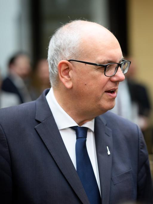 Andreas Bovenschulte (l., SPD), Bürgermeister von Bremen, im Gespräch mit Hendrik Wüst (CDU), Ministerpräsident von Nordrhein-Westfalen. Beide sind seitlich angeschnitten zu sehen. Andreas Bovenschulte (l., SPD), Bürgermeister von Bremen, im Gespräch mit Hendrik Wüst (CDU), Ministerpräsident von Nordrhein-Westfalen. Beide sind seitlich angeschnitten zu sehen.