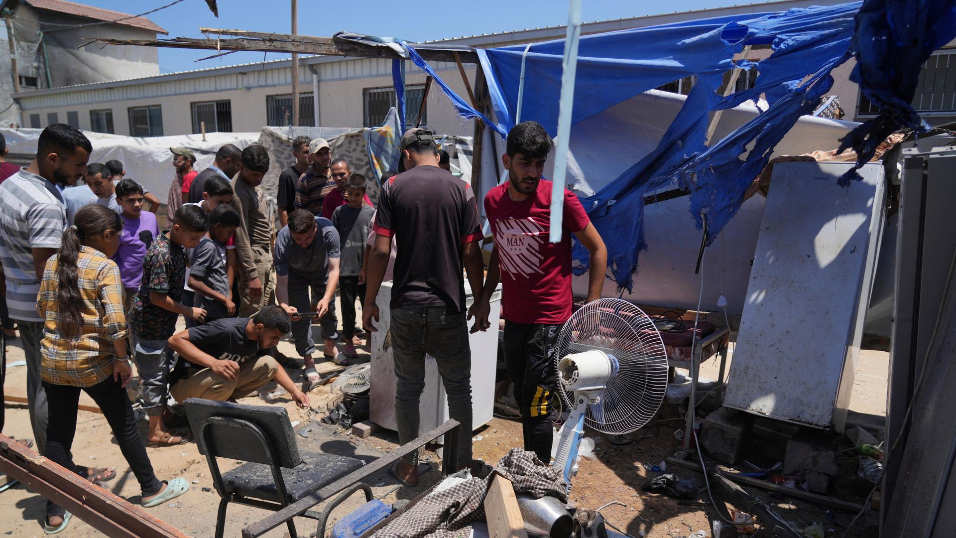 Palästinenser schauen sich die Schäden an und in einem Zelt nach einem israelischen Angriff an. Palästinenser schauen sich die Schäden an und in einem Zelt nach einem israelischen Angriff an.
