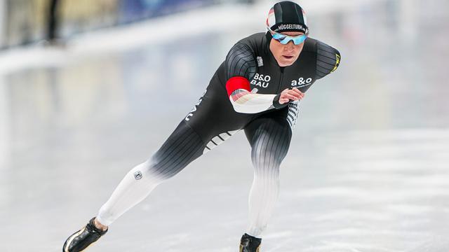 Claudia Pechstein läuft mit Spezialschlittschuhen und im Rennanzug über das Eis.