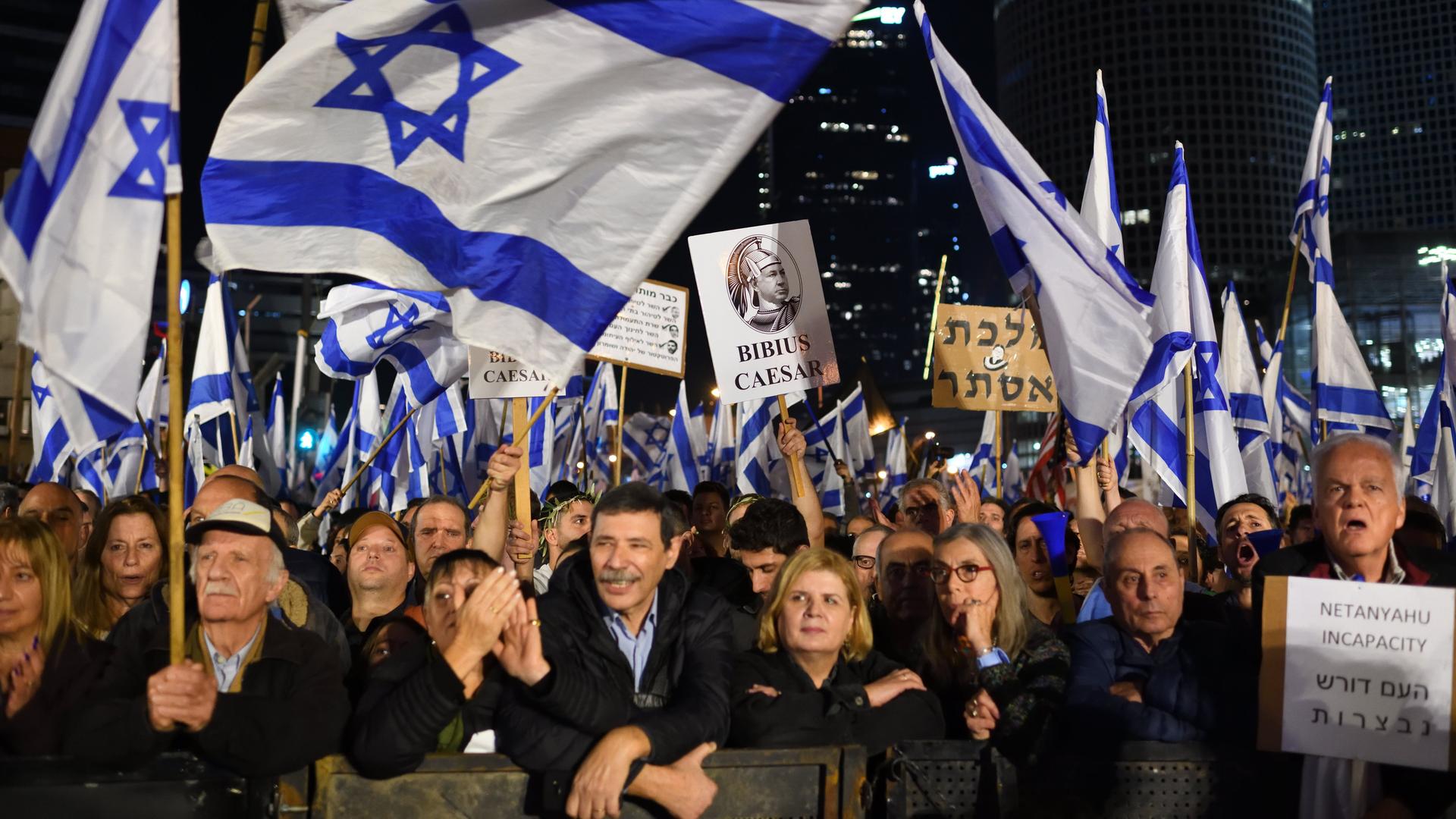 Tausende von Israelis protestieren gegen die neue rechtsnationale Regierung des Landes. Auf der Demonstration werden israelische Flaggen geschwenkt.