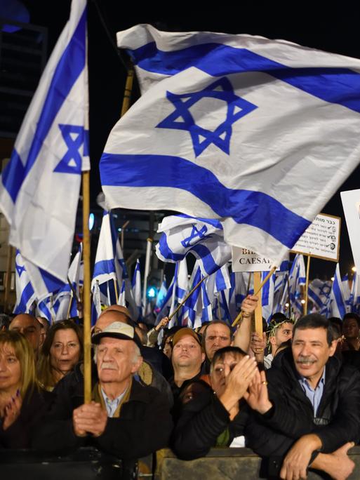 Tausende von Israelis protestieren gegen die neue rechtsnationale Regierung des Landes. Auf der Demonstration werden israelische Flaggen geschwenkt.