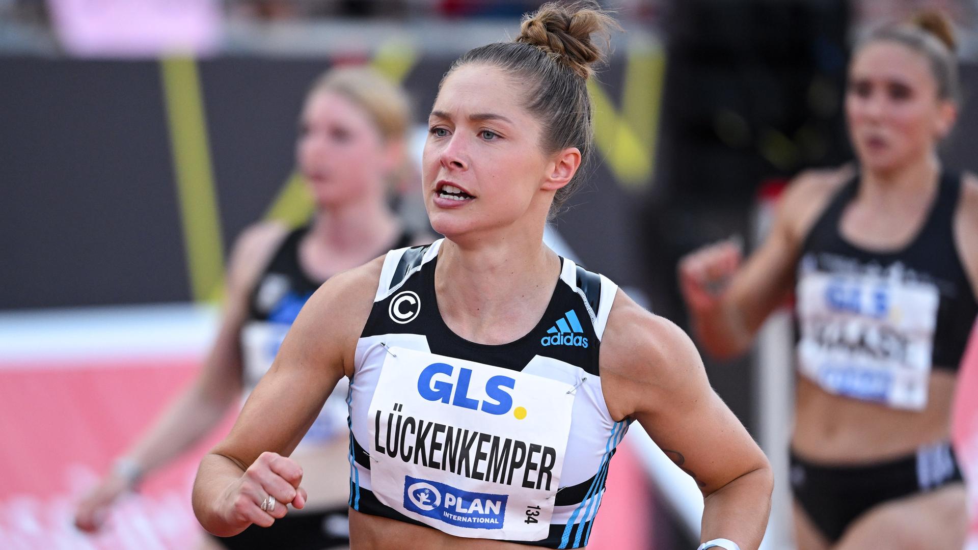 Gina Lückenkemper läuft energisch, ihre Hände sind zu Fäusten geballt, sie schaut energisch zur Ziellinie. Sie gewinnt das 100 Meter-Finale der Deutschen Meisterschaften 2023. Aufnahme vom 08.07.2023. Gina Lückenkemper läuft energisch, ihre Hände sind zu Fäusten geballt, sie schaut energisch zur Ziellinie. Sie gewinnt das 100 Meter-Finale der Deutschen Meisterschaften 2023. Aufnahme vom 08.07.2023.