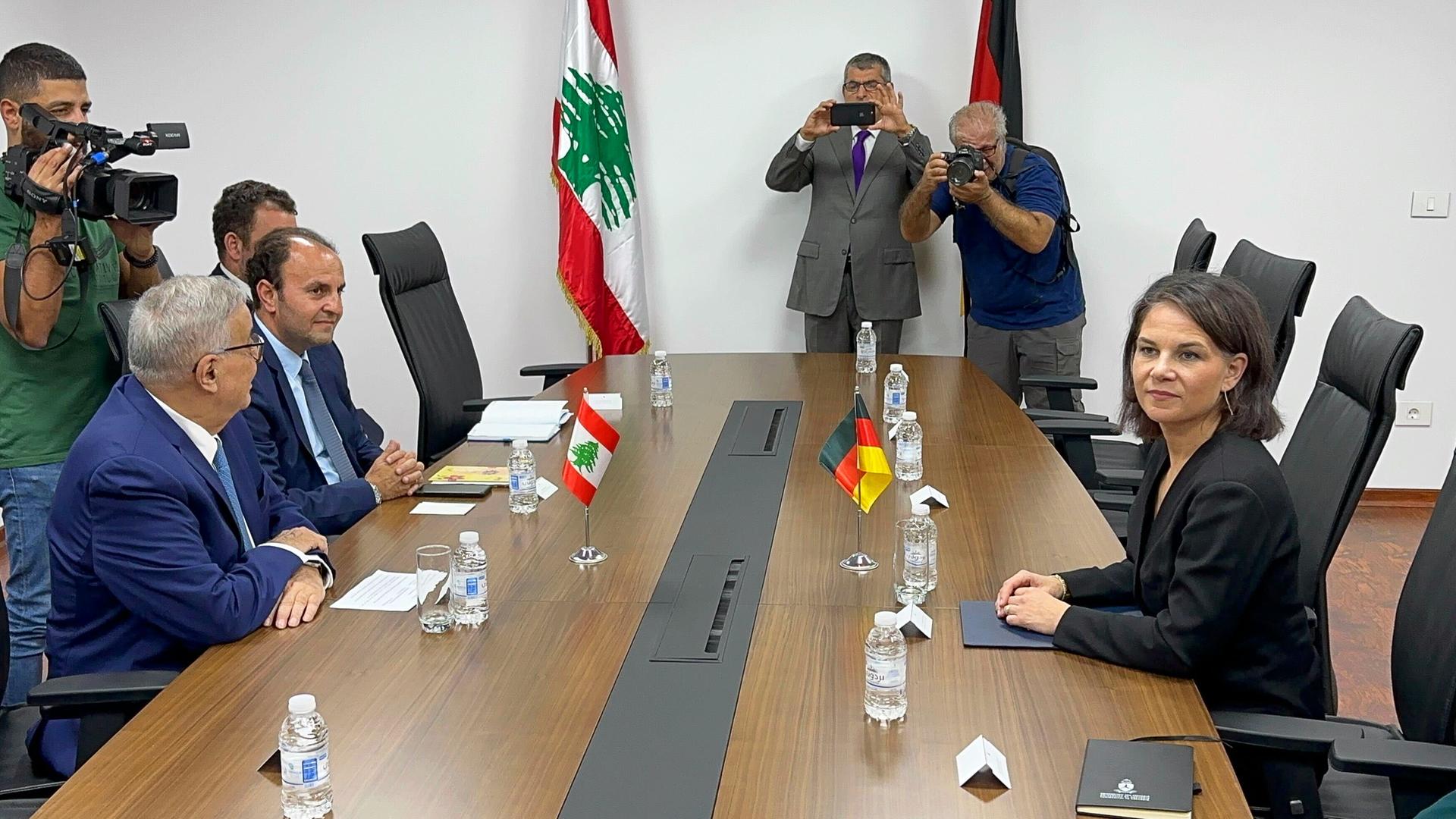 Beirut: Annalena Baerbock, Bundesaußenministerin, und Abdallah Bou Habib (2.v.l), geschäftsführender Außenminister des Libanon, sitzen sich bei ihrem Gespräch in der libanesischen Hauptstadt gegenüber.