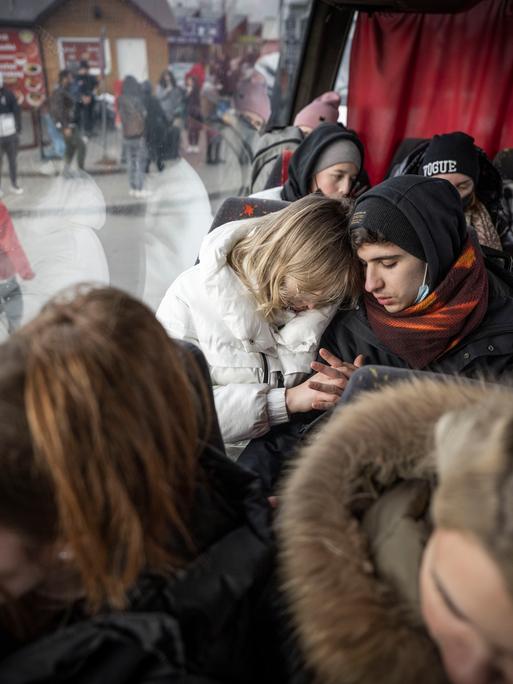 Geflüchtete aus der Ukraine sitzen nach ihrem Grenzübertritt von Schehyni in der Ukraine nach Medyka in Polen in einem Bus, der sie zu einer Ãbergangsunterkunft bringt. Zahlreiche Ukrainer verlassen nach Militäraktionen Russlands auf ukrainischem Staatsgebiet das Land.