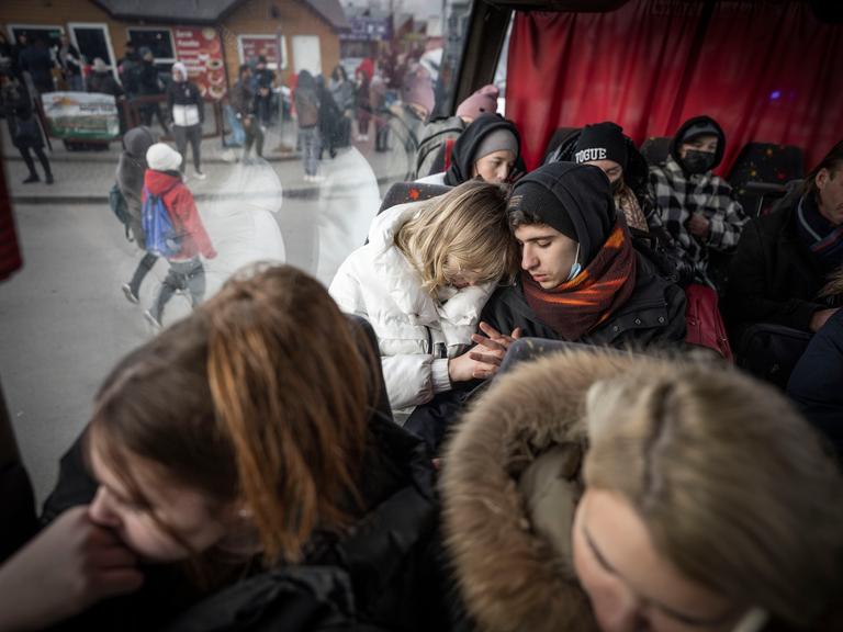 Geflüchtete aus der Ukraine sitzen nach ihrem Grenzübertritt von Schehyni in der Ukraine nach Medyka in Polen in einem Bus, der sie zu einer Ãbergangsunterkunft bringt. Zahlreiche Ukrainer verlassen nach Militäraktionen Russlands auf ukrainischem Staatsgebiet das Land.