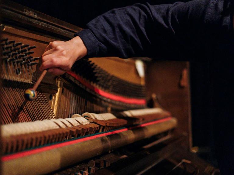 Die Klangkünstlerin Coila-Leah Enderstein 
